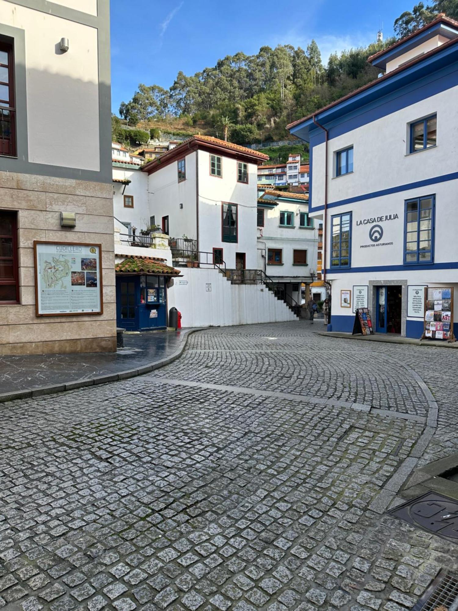 Apartamentos Urbanin I Plaza Ayuntamiento Cudillero Bagian luar foto