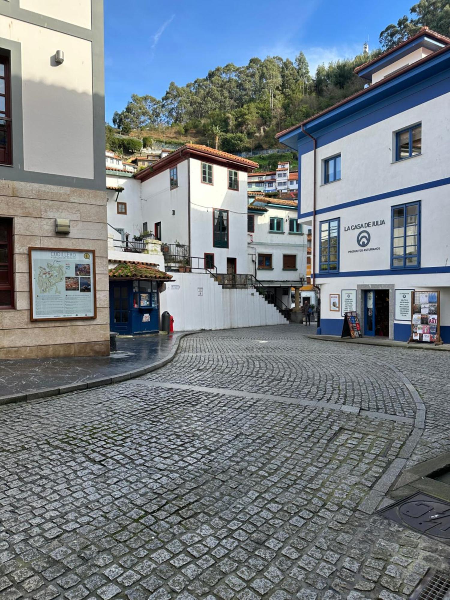 Apartamentos Urbanin I Plaza Ayuntamiento Cudillero Bagian luar foto